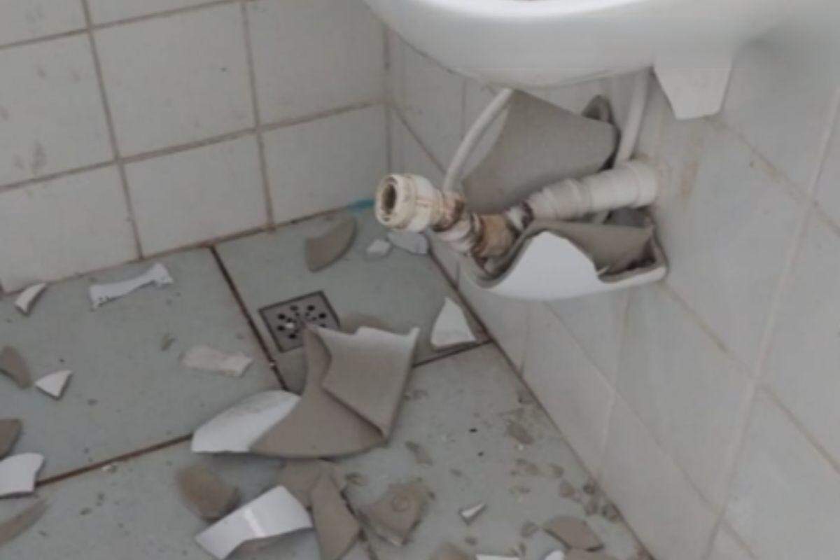 Banheiro do Pier de Cubatão ficou totalmente destruído