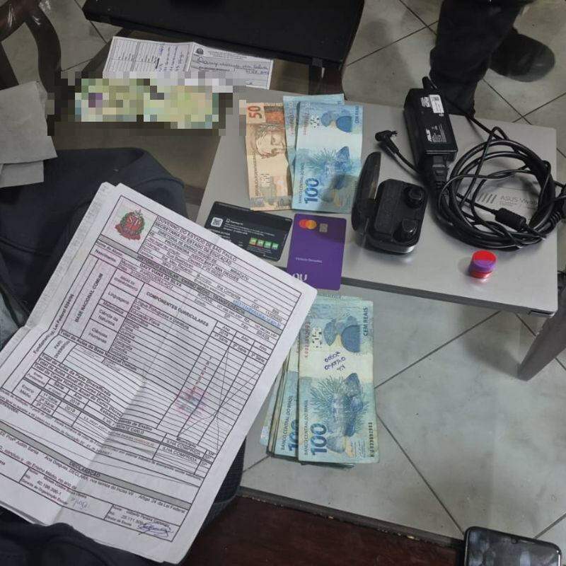 Polícia Militar encontrou uma central clandestina usada para aplicar golpes durante buscas por um foragido da Justiça, em Guarujá