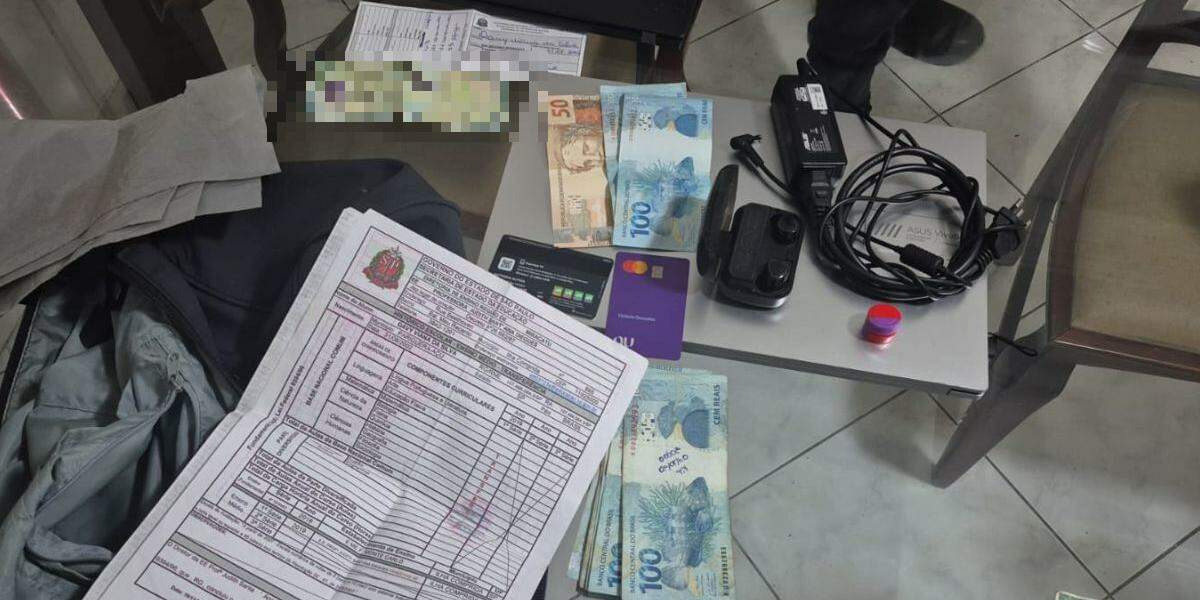 Polícia Militar encontrou uma central clandestina usada para aplicar golpes durante buscas por um foragido da Justiça, em Guarujá