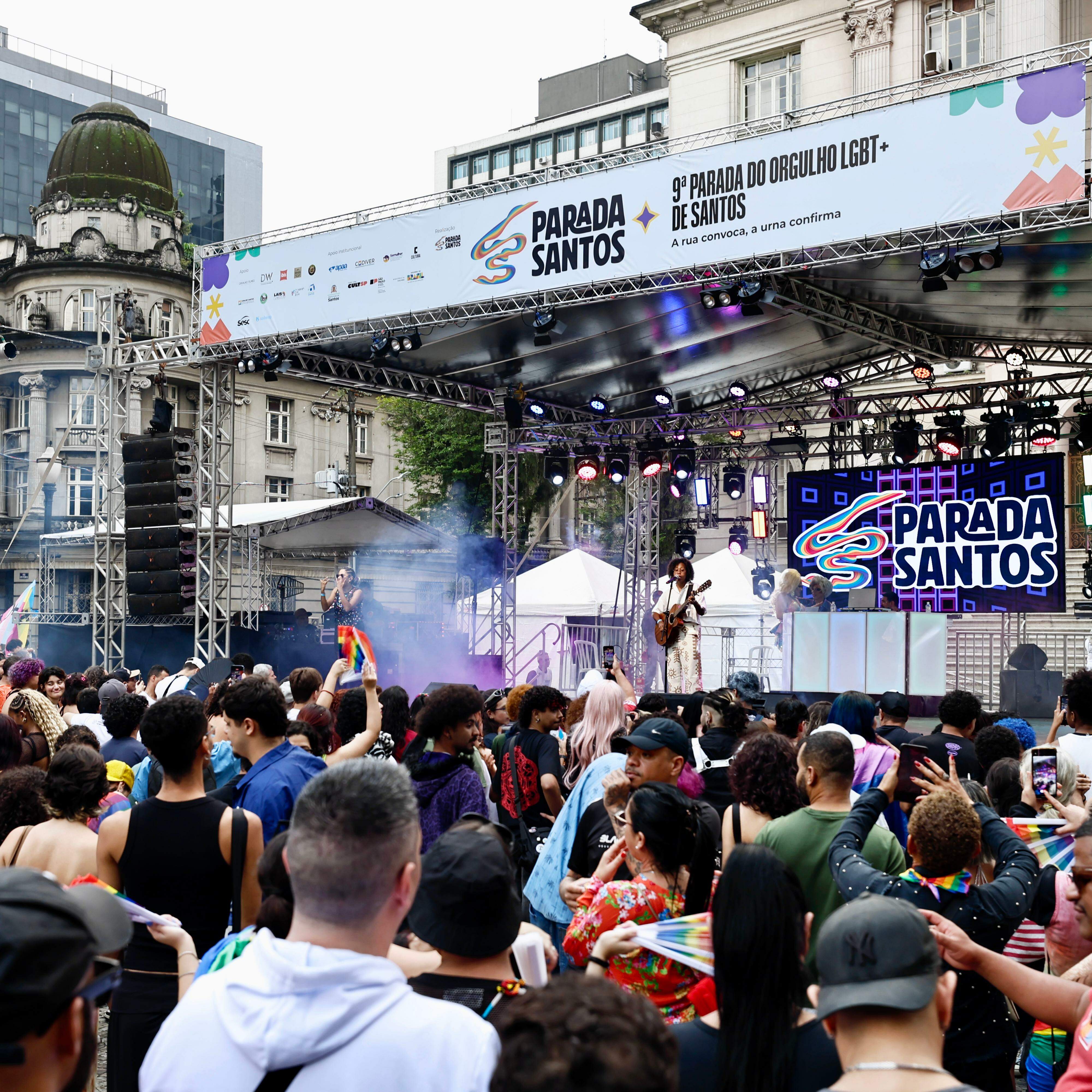Um dia de luta por direitos, reflexão e arte: a parada culminou na Praça Mauá, com apresentações e shows