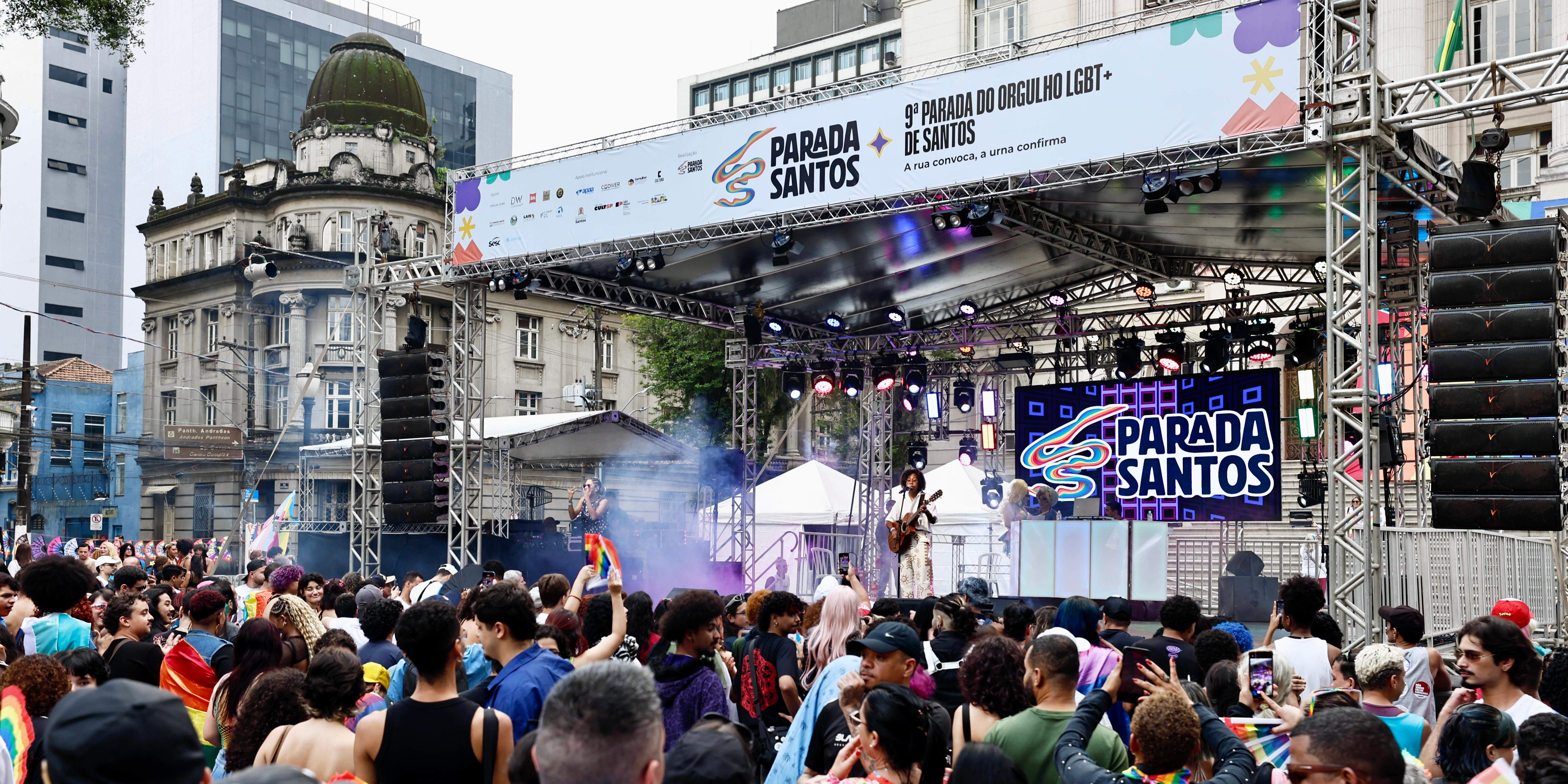 Um dia de luta por direitos, reflexão e arte: a parada culminou na Praça Mauá, com apresentações e shows