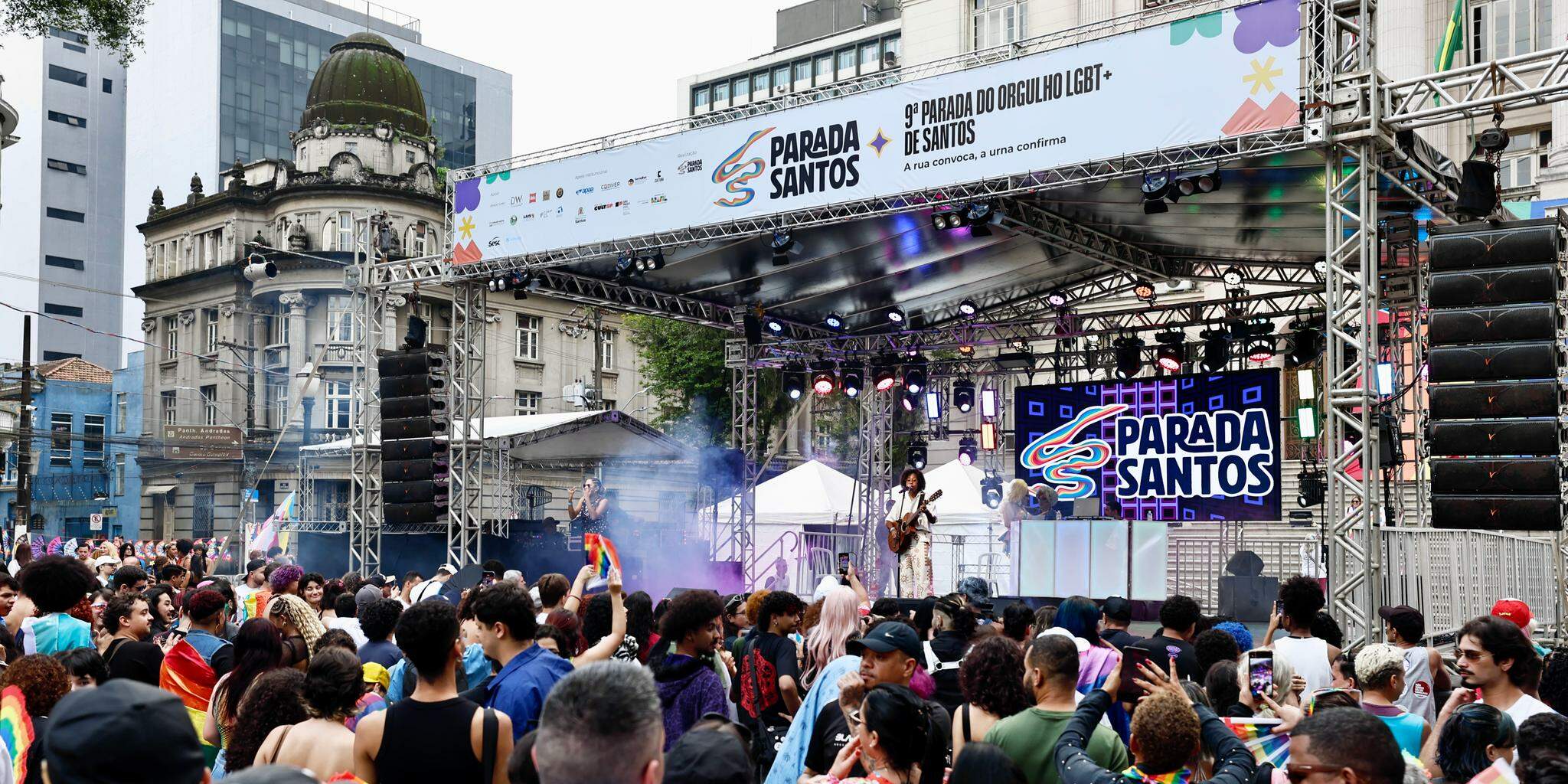 Um dia de luta por direitos, reflexão e arte: a parada culminou na Praça Mauá, com apresentações e shows