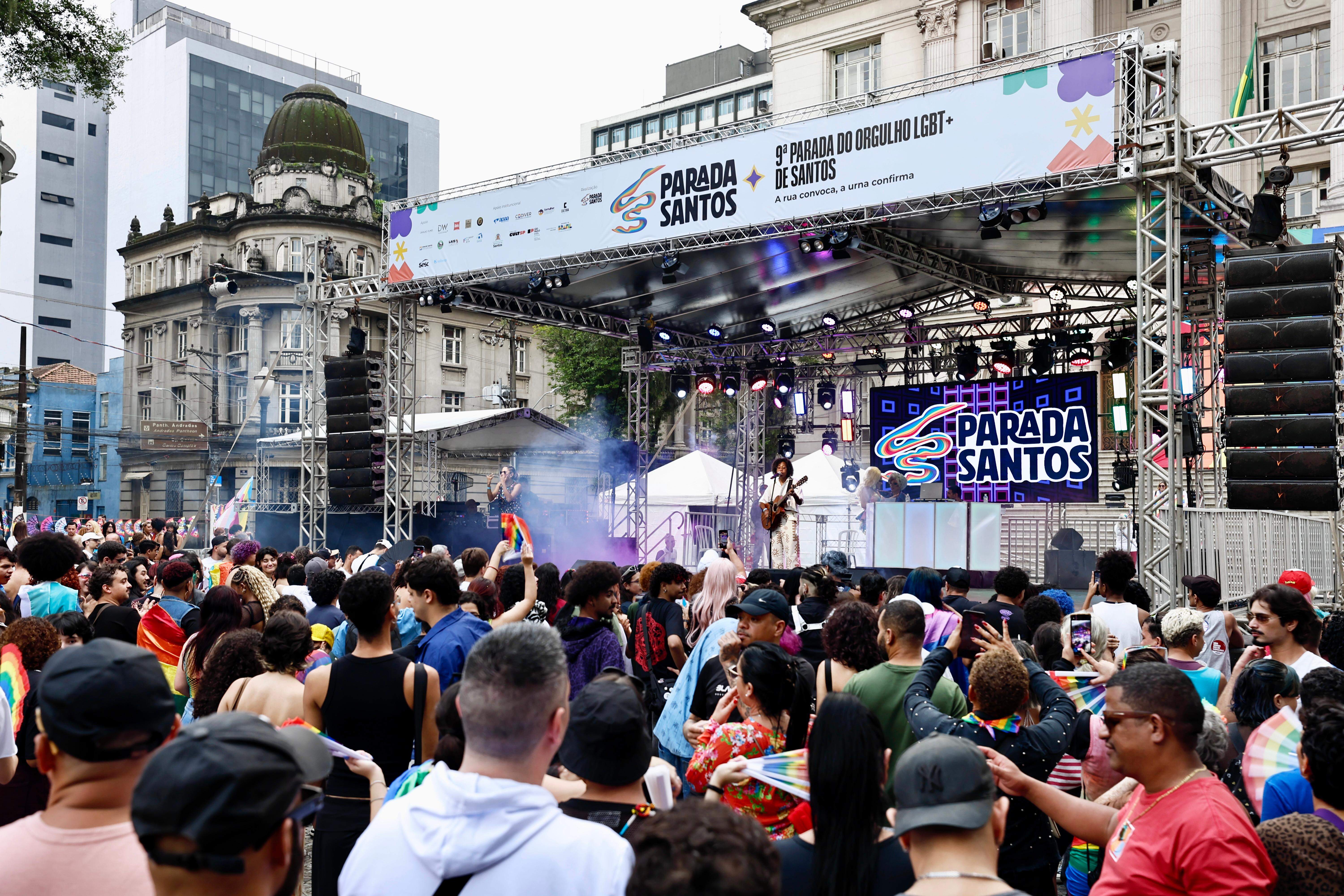 Um dia de luta por direitos, reflexão e arte: a parada culminou na Praça Mauá, com apresentações e shows