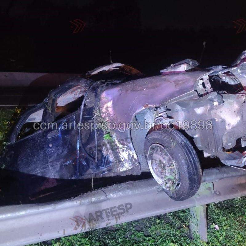 Carro capotou e parou sobre defensa metálica; acidente aconteceu no KM 58 da Rodovia Anchieta, em Cubatão