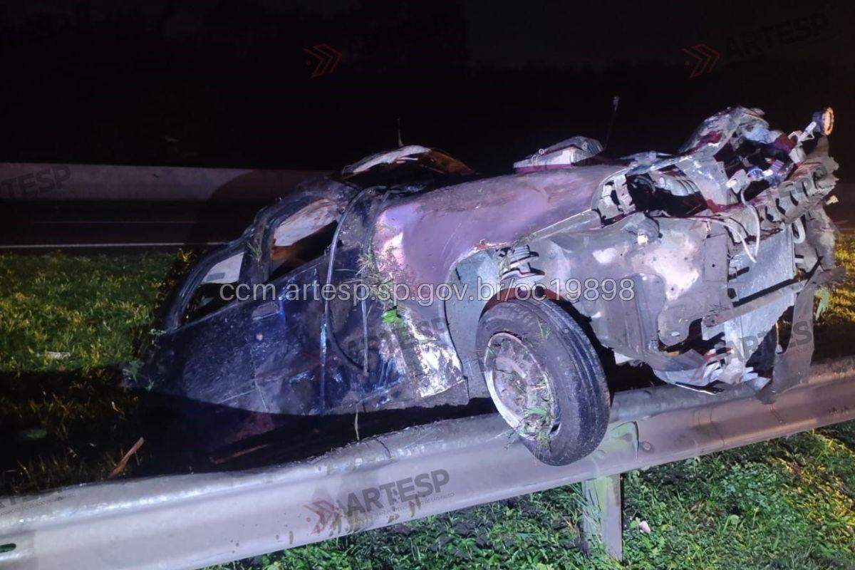 Carro capotou e parou sobre defensa metálica; acidente aconteceu no KM 58 da Rodovia Anchieta, em Cubatão