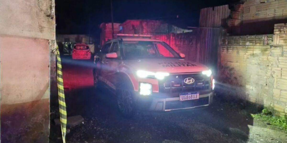 Policiais militares encontraram o homem morto após se depararem com aglomeração no bairro Vila Nova, em Registro