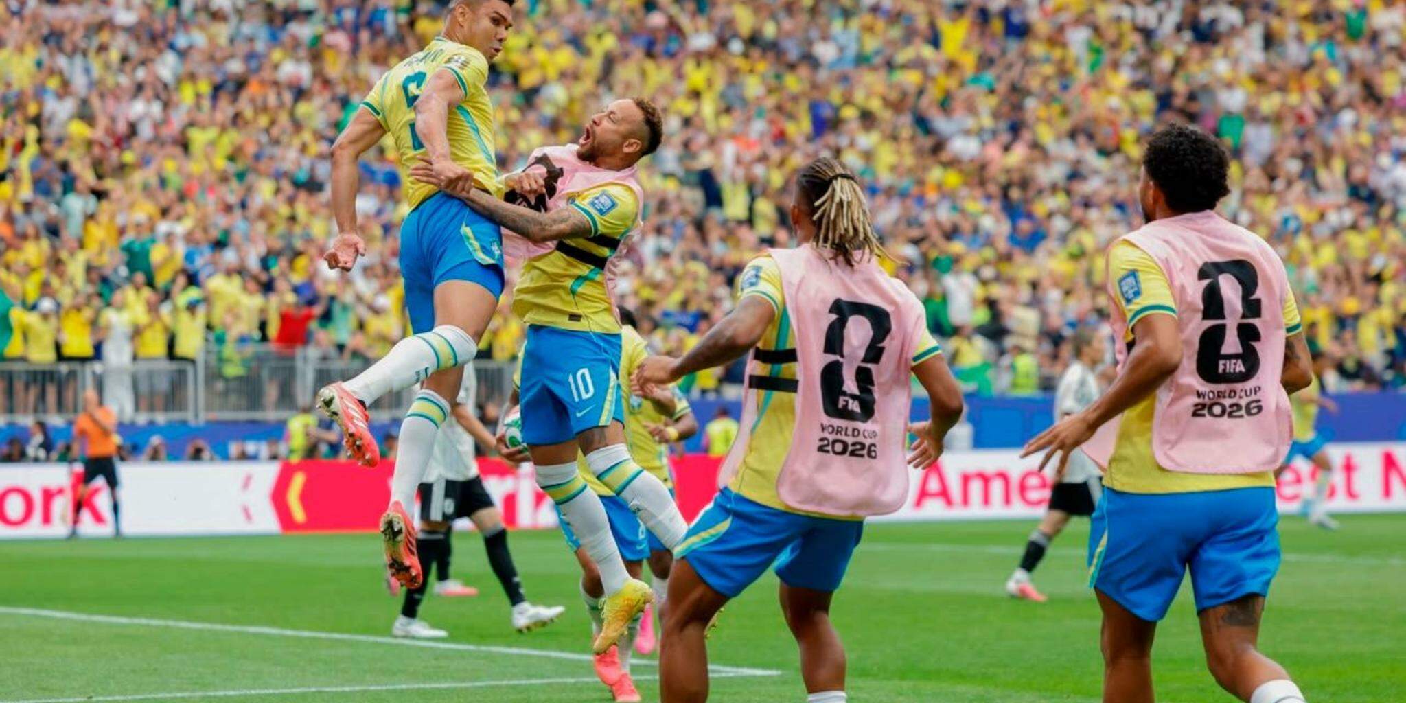 Casemiro comemora o gol de empate do Brasil