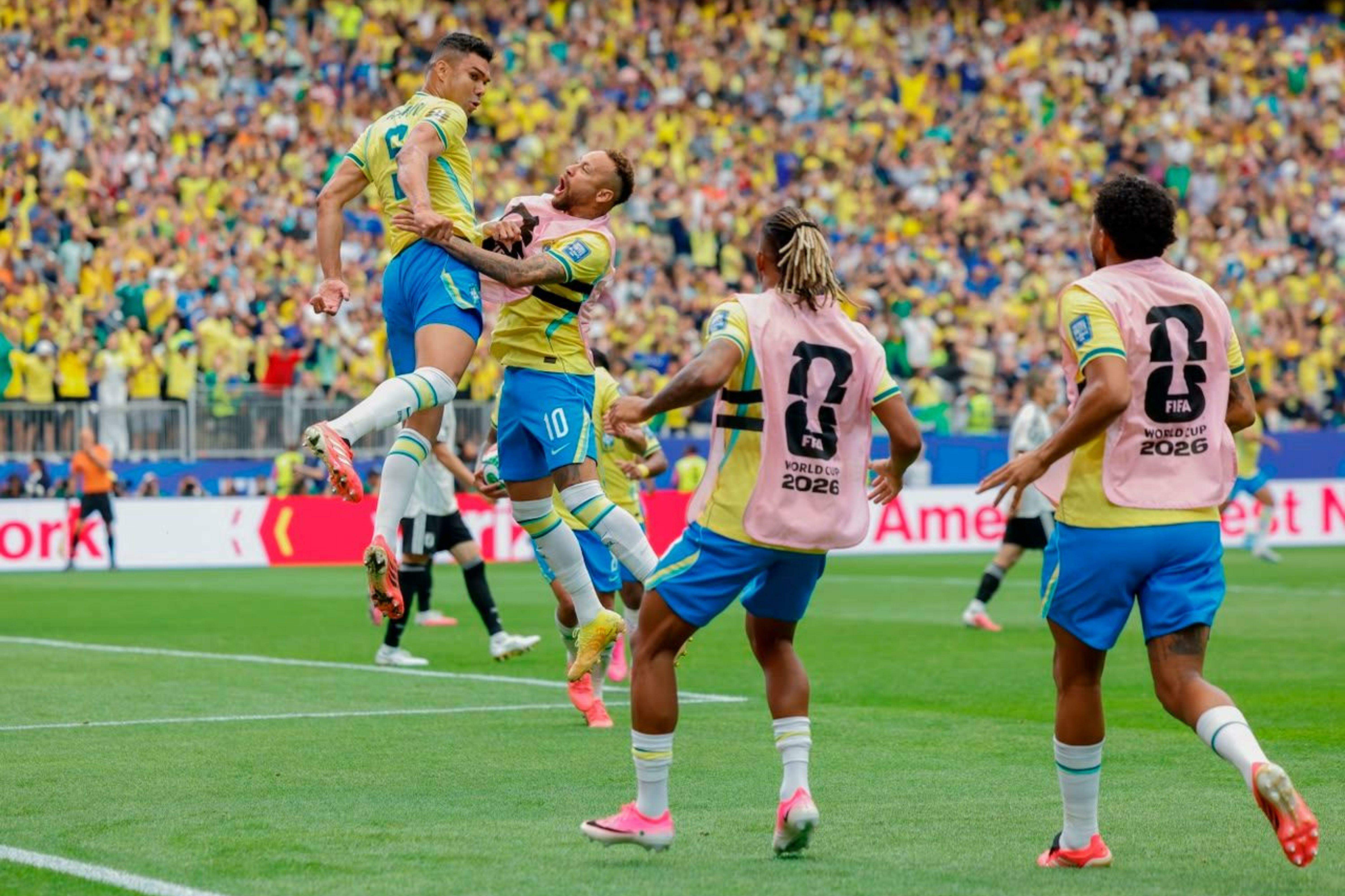 Casemiro comemora o gol de empate do Brasil