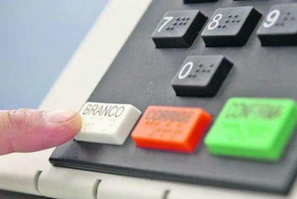Os votos brancos e nulos são considerados inválidos e são utilizadas para estatísticas