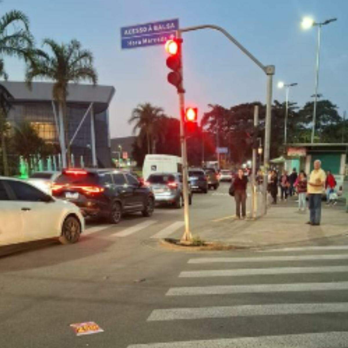 Situação faz com que os coletivos parem no meio da avenida, causando perigo tanto para quem sobe quanto para quem desce na Ponta da Praia, em Santos