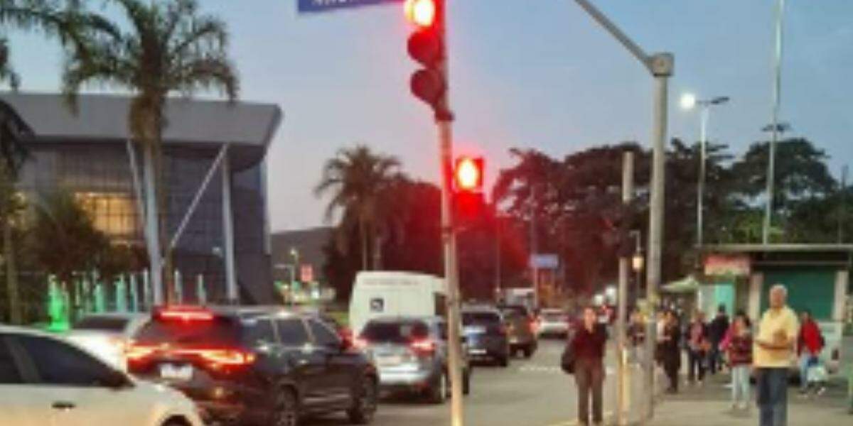 Situação faz com que os coletivos parem no meio da avenida, causando perigo tanto para quem sobe quanto para quem desce na Ponta da Praia, em Santos