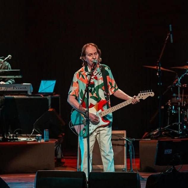 Beto Guedes celebra no palco do Sesc Santos os 50 anos do álbum A Página do Relâmpago Elétrico