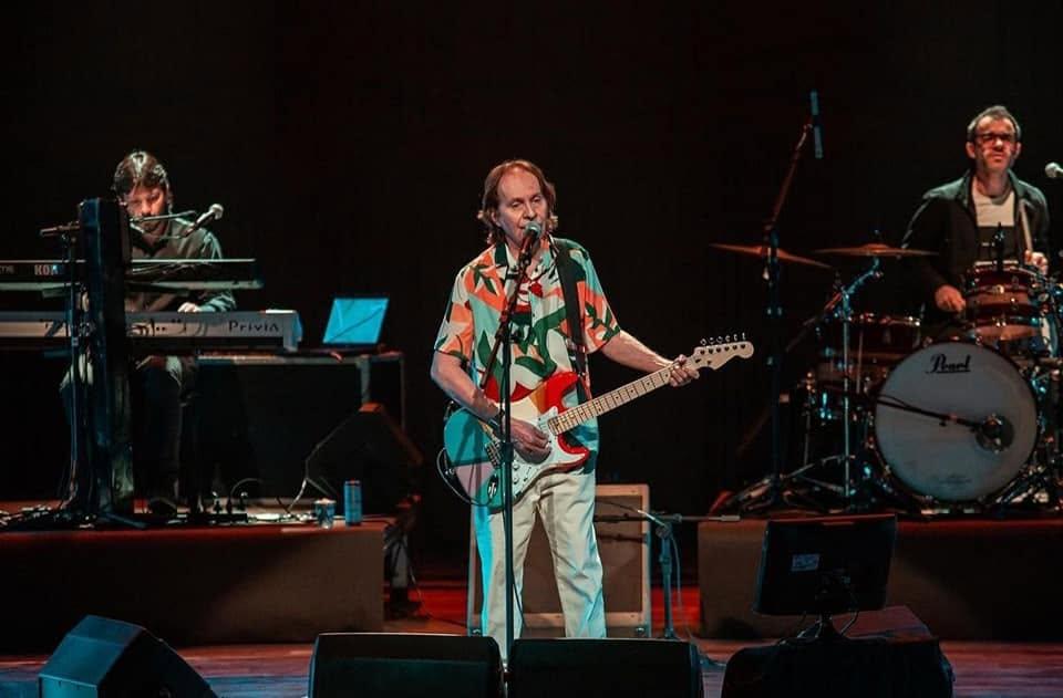 Beto Guedes celebra no palco do Sesc Santos os 50 anos do álbum A Página do Relâmpago Elétrico