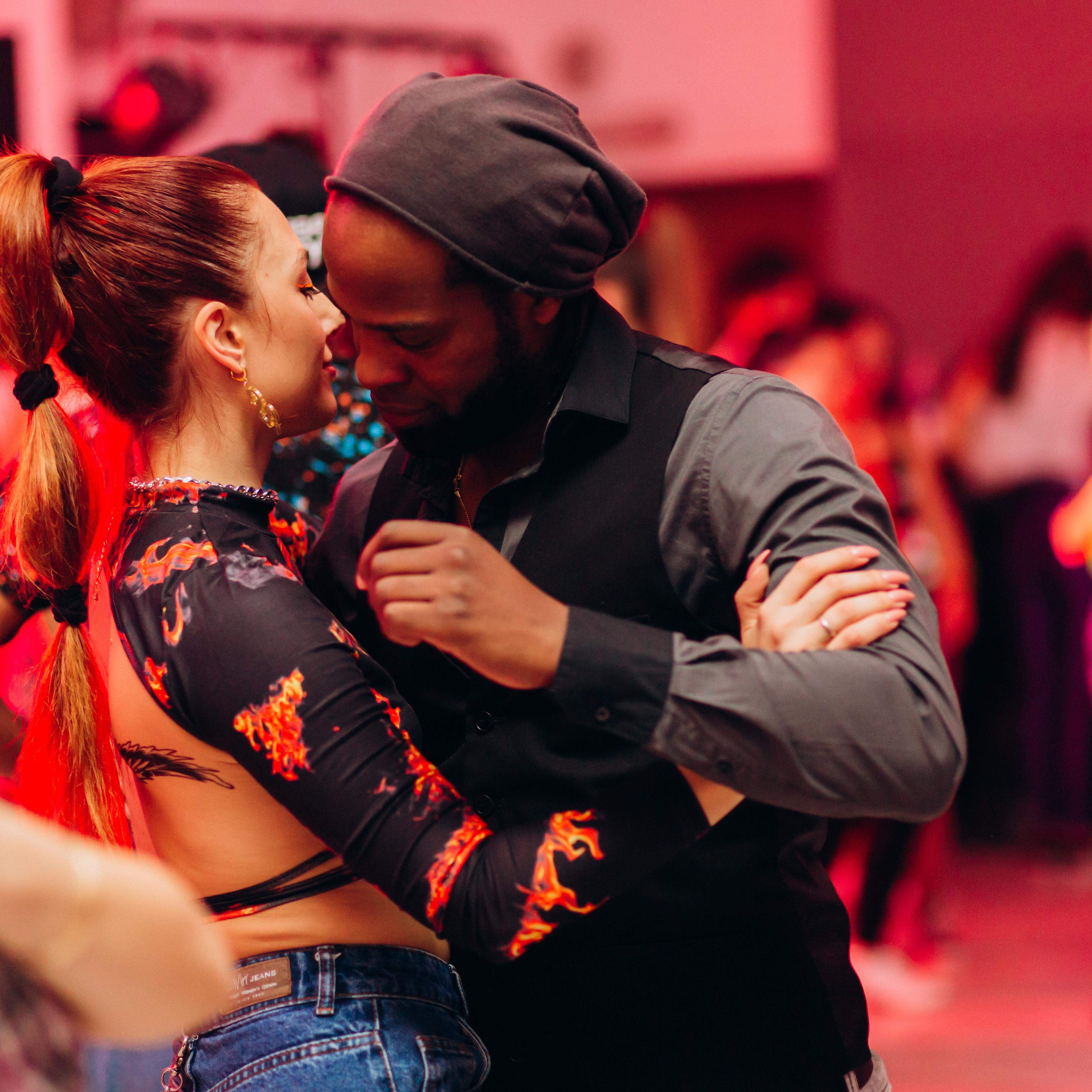 Os ritmos com inspiração latina, como zouk, estão em alta nos cursos