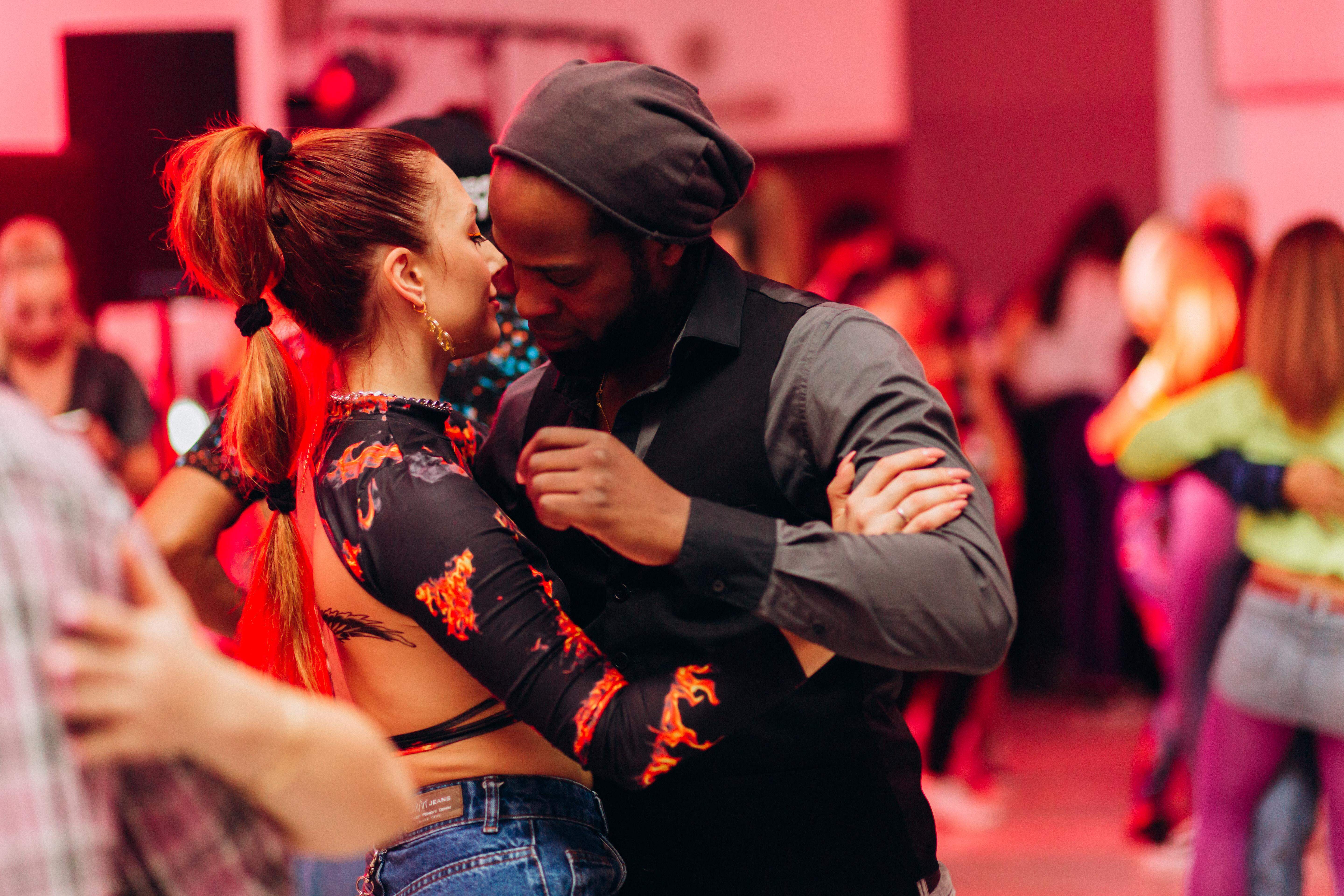 Os ritmos com inspiração latina, como zouk, estão em alta nos cursos