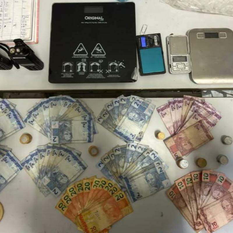 Dinheiro e equipamentos foram apreendidos pela PM
