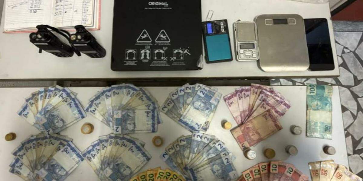 Dinheiro e equipamentos foram apreendidos pela PM