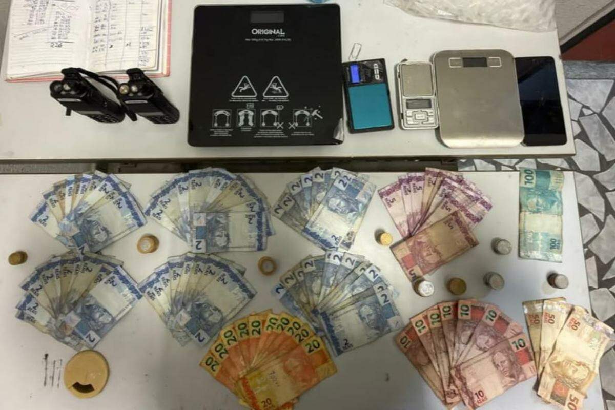 Dinheiro e equipamentos foram apreendidos pela PM