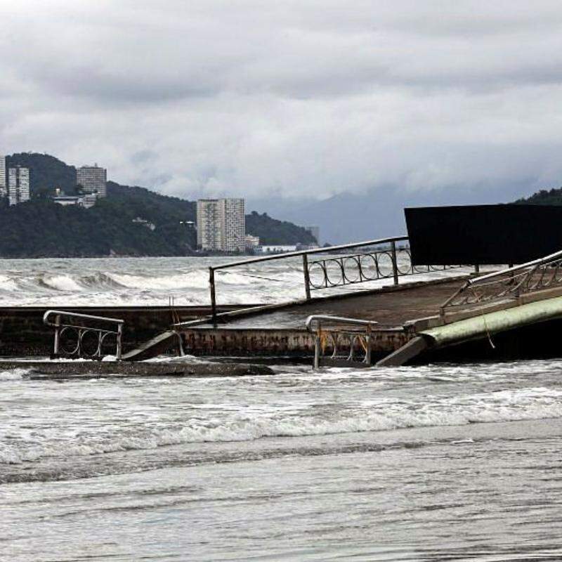 Prefeitura prevê licitação neste semestre para recuperação de passarela danificada por ressaca na Praia do Boqueirão, em Santos