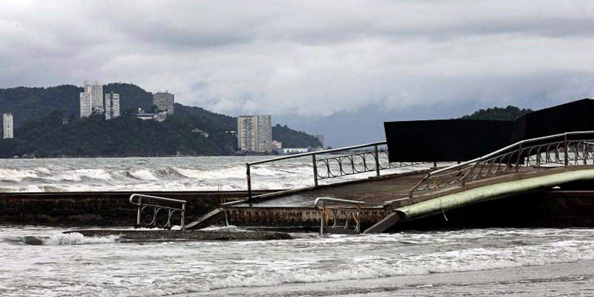 Prefeitura prevê licitação neste semestre para recuperação de passarela danificada por ressaca na Praia do Boqueirão, em Santos