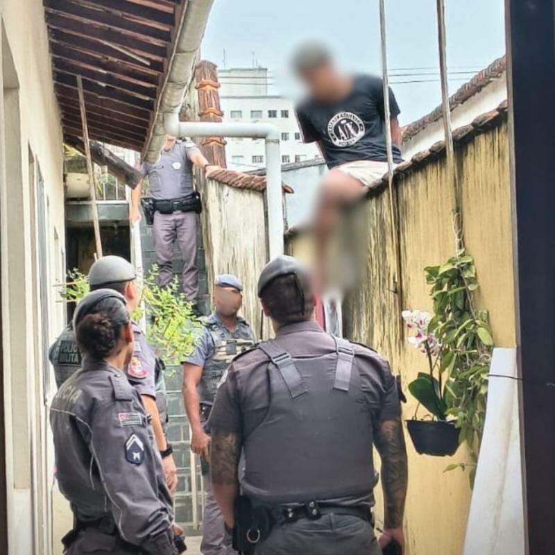 Os dois suspeitos foram localizados nos fundos de uma casa na mesma rua