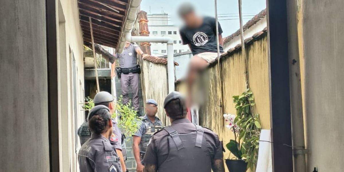Os dois suspeitos foram localizados nos fundos de uma casa na mesma rua