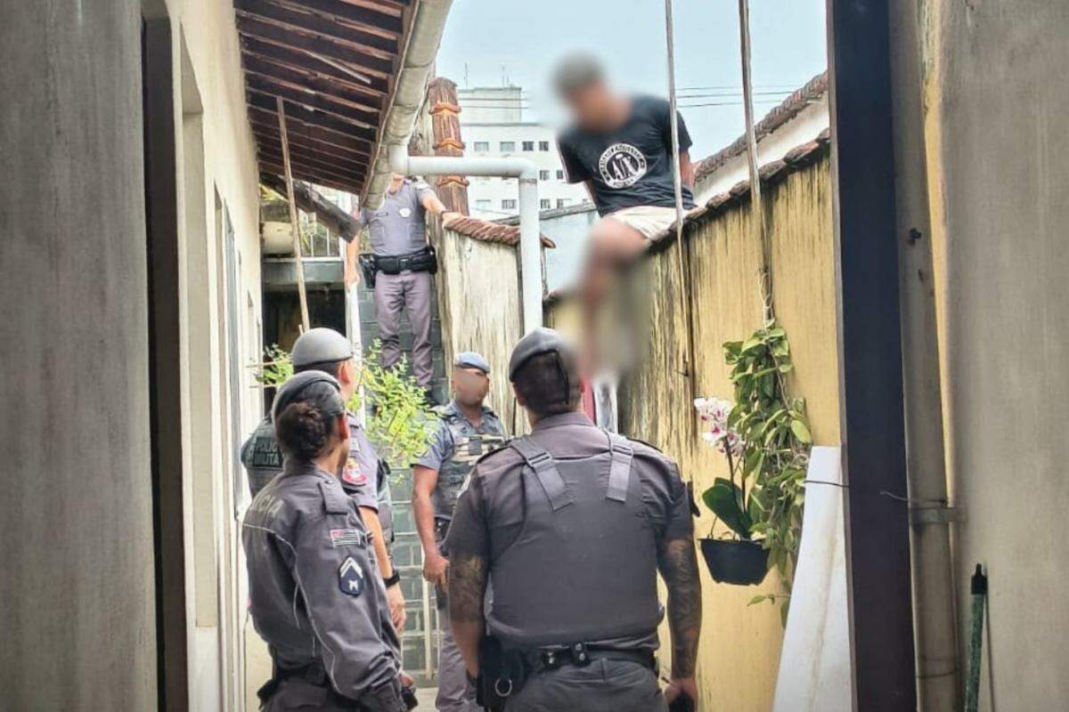Os dois suspeitos foram localizados nos fundos de uma casa na mesma rua