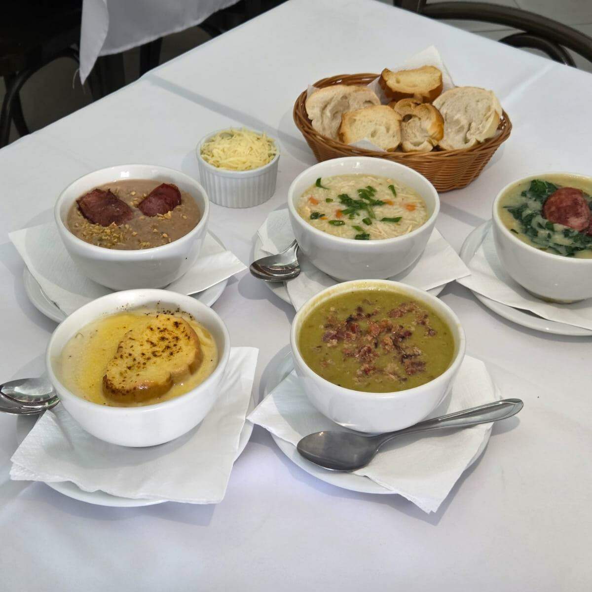 No tradicional Café Paulista, no Centro, caldos clássicos são servidos a partir das 16h para comer à vontade