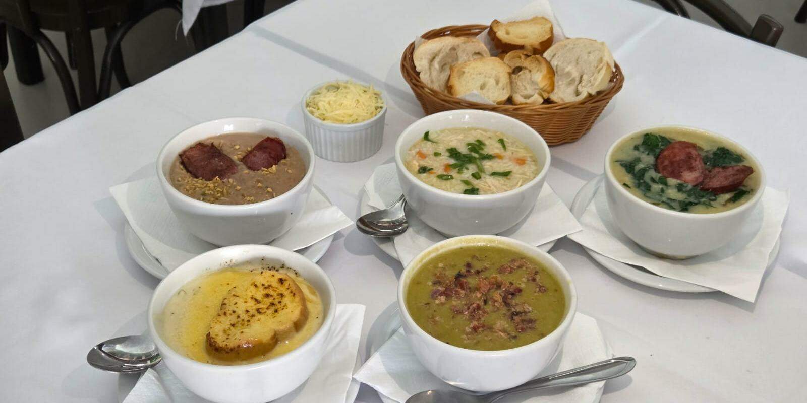 No tradicional Café Paulista, no Centro, caldos clássicos são servidos a partir das 16h para comer à vontade