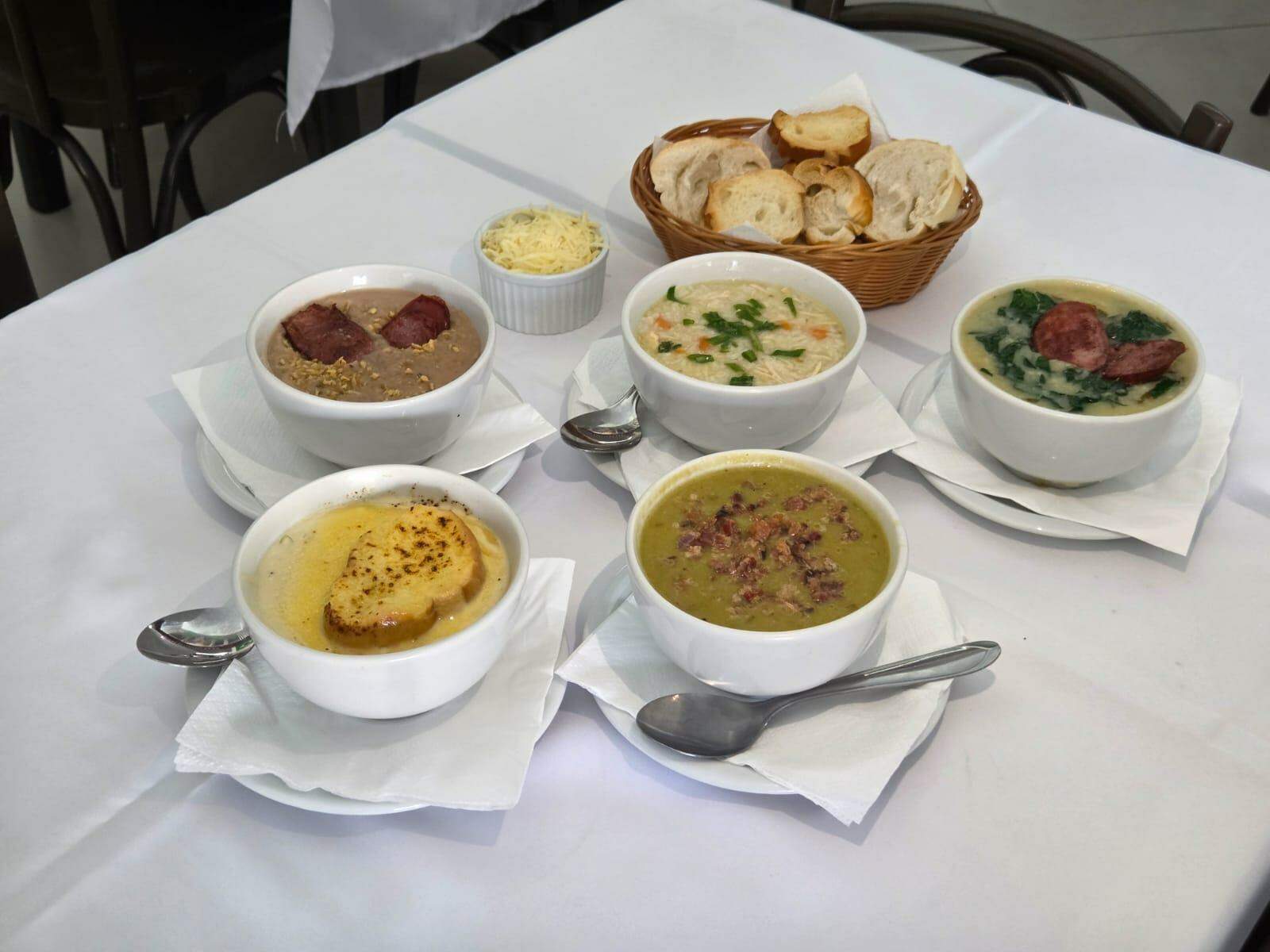 No tradicional Café Paulista, no Centro, caldos clássicos são servidos a partir das 16h para comer à vontade