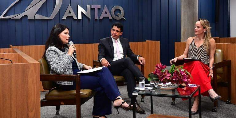 Lançamento contou com roda de conversa, mediada pela diretora da Antaq Cristina Castro (à direita)