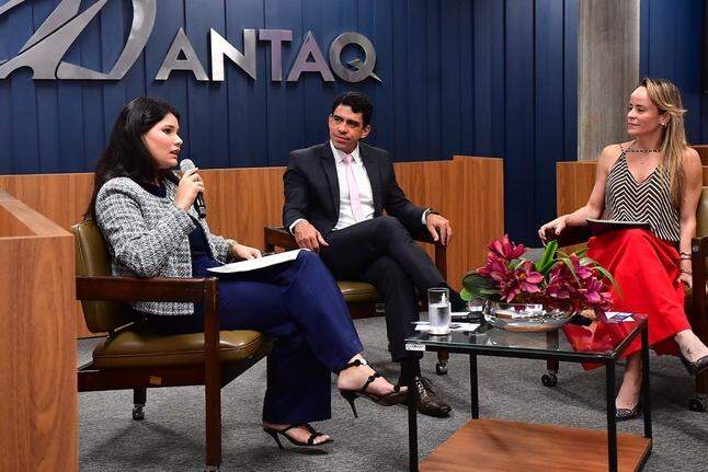 Lançamento contou com roda de conversa, mediada pela diretora da Antaq Cristina Castro (à direita)