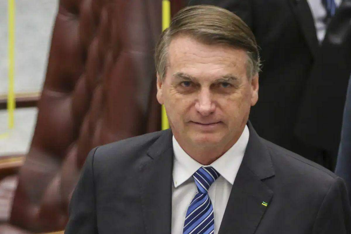 Alexandre de Moraes decide manter Bolsonaro em prisão domiciliar