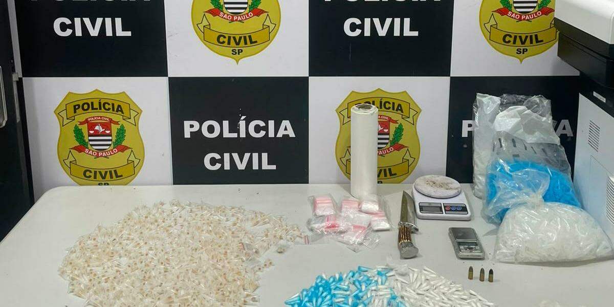 Foram apreendidas 546 porções de cocaína, 222 porções de maconha, 57 porções de skunk, 15 porções de flor de maconha, 81 porções de K-2, 16 pedras de crack e duas porções de ice