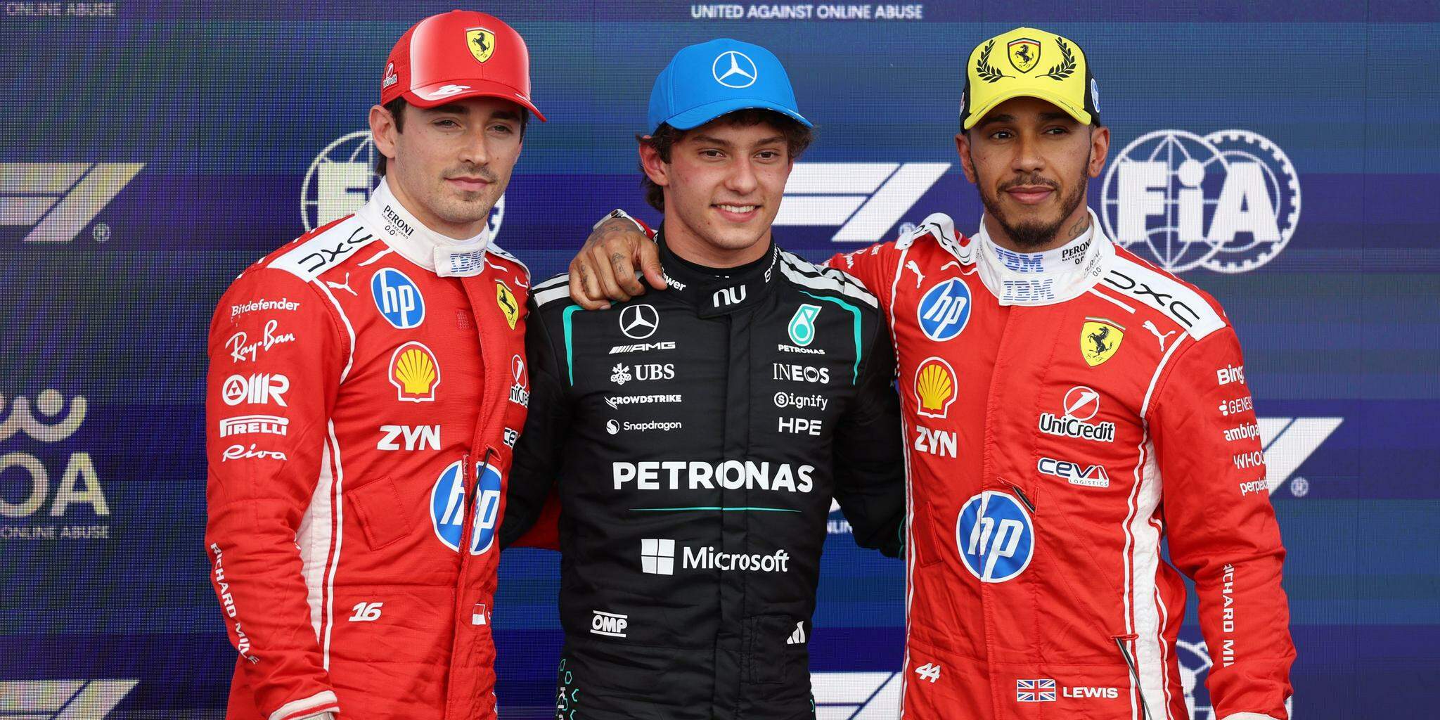 Da esquerda para a direita: Charles Leclerc, o segundo lugar, Kimi Antonelli, o pole, e Lewis Hamilton, o terceiro