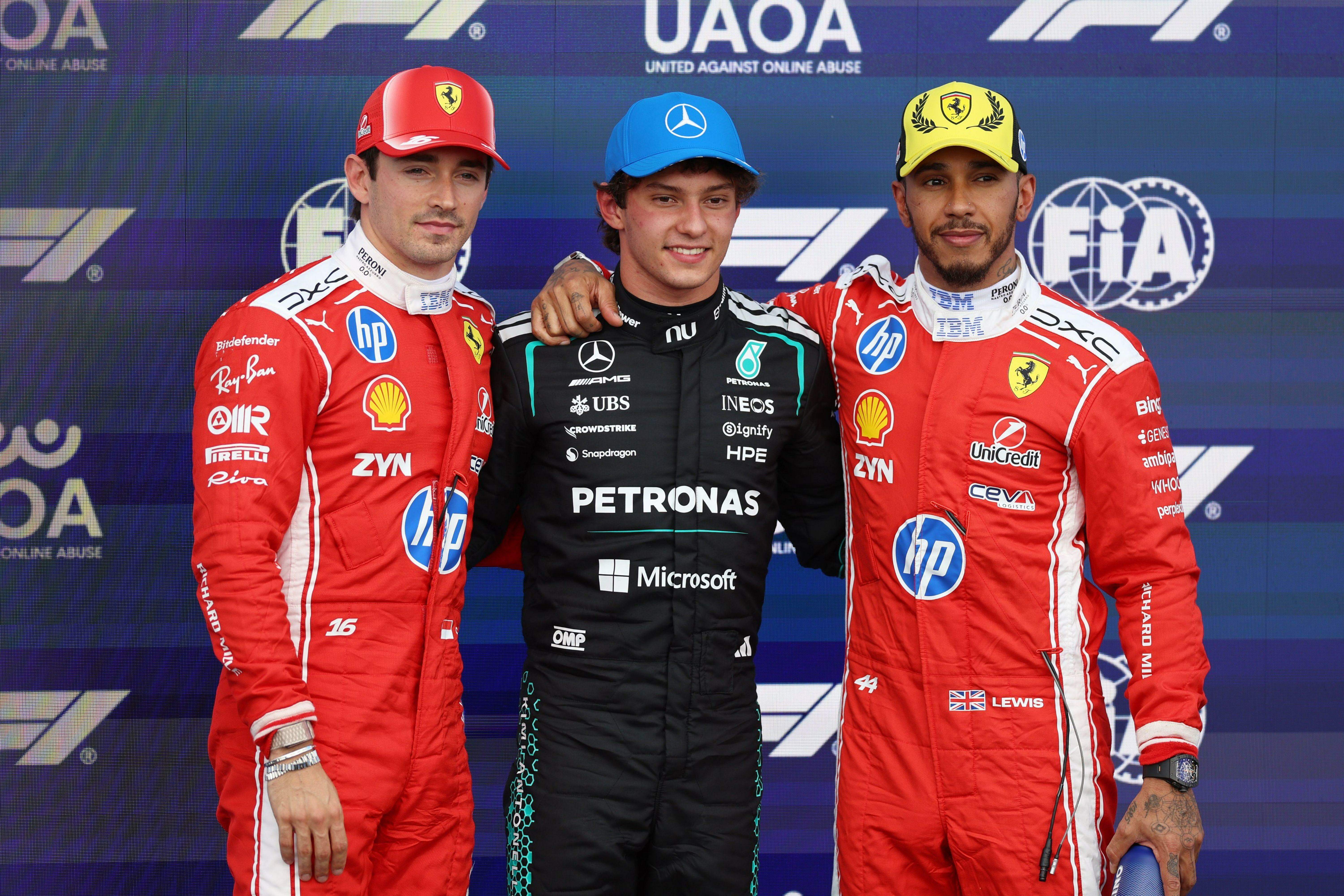 Da esquerda para a direita: Charles Leclerc, o segundo lugar, Kimi Antonelli, o pole, e Lewis Hamilton, o terceiro