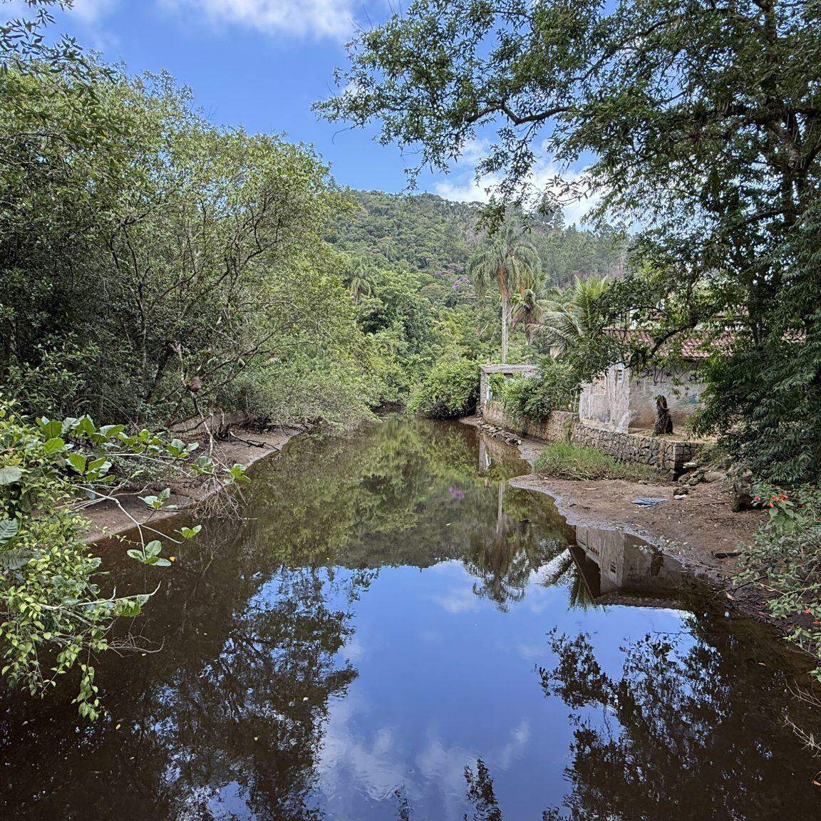 Em alguns trechos do Rio Tabatinga, os índices de contaminação ultrapassaram 50 vezes o limite aceitável e acendem alerta no litoral de São Paulo