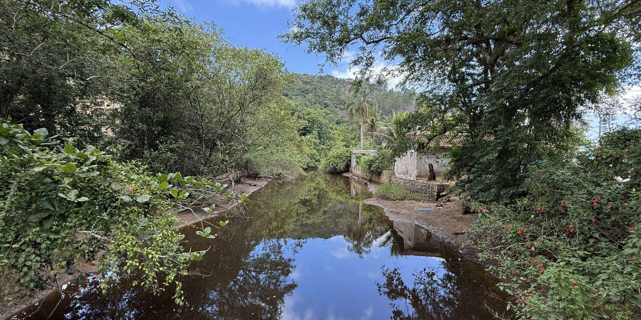 Em alguns trechos do Rio Tabatinga, os índices de contaminação ultrapassaram 50 vezes o limite aceitável e acendem alerta no litoral de São Paulo
