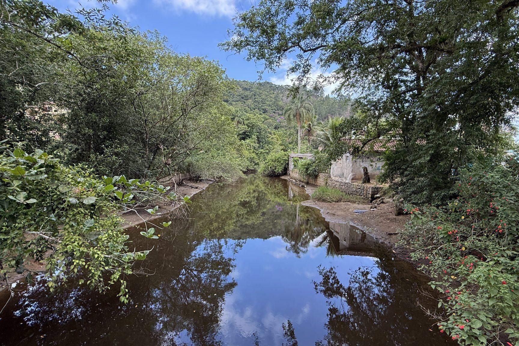 Em alguns trechos do Rio Tabatinga, os índices de contaminação ultrapassaram 50 vezes o limite aceitável e acendem alerta no litoral de São Paulo