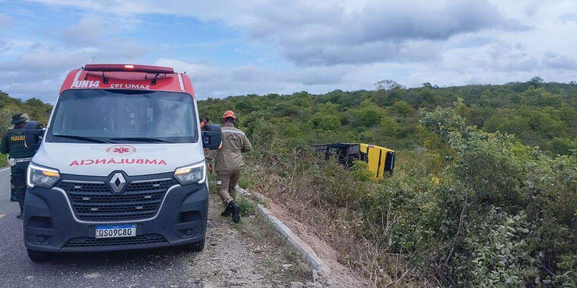 Ônibus com romeiros tomba no Ceará e provoca morte de duas pessoas