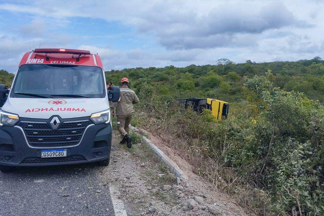 Ônibus com romeiros tomba no Ceará e provoca morte de duas pessoas