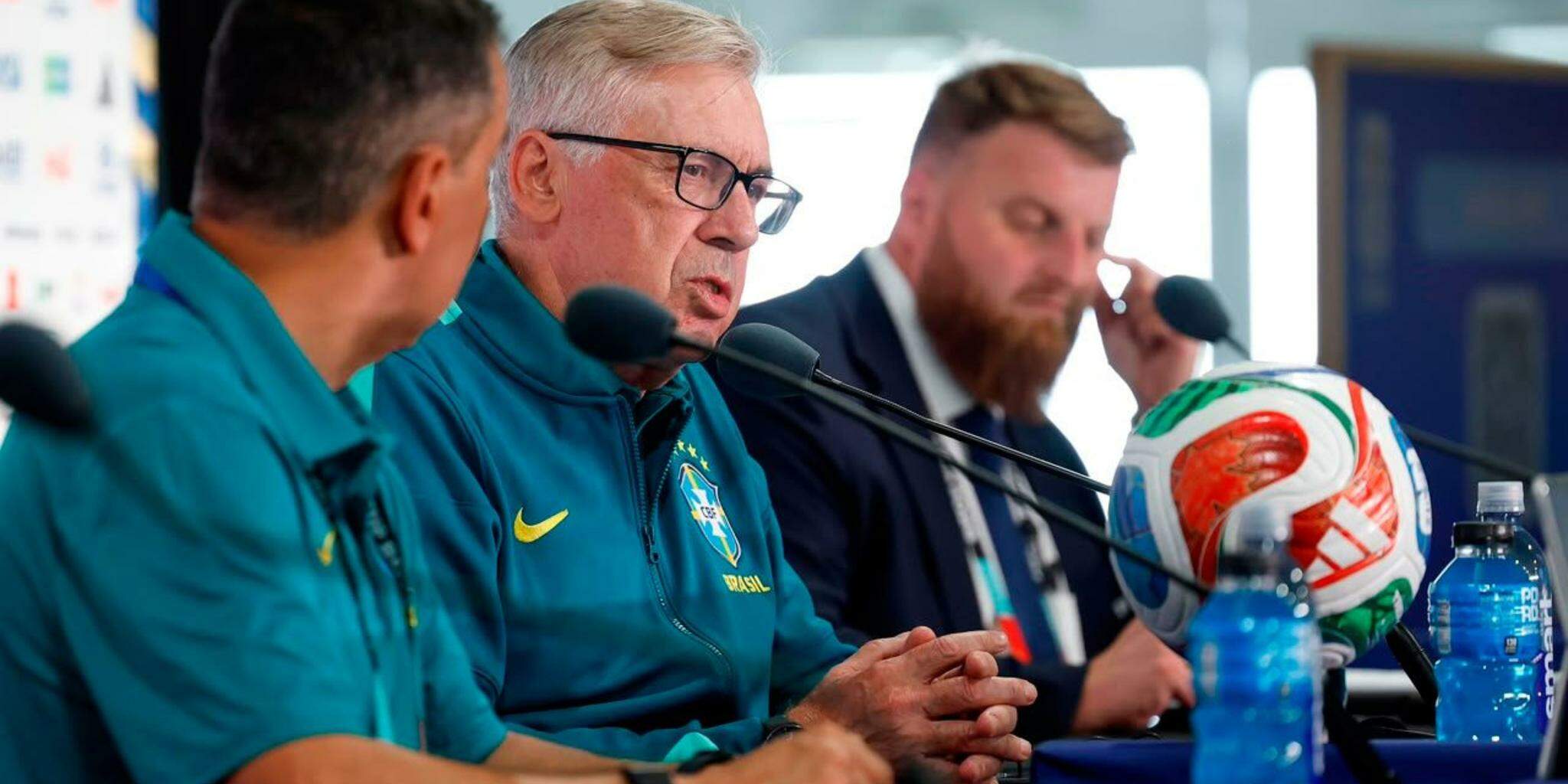 Ancelotti dá pista de Martinelli para vaga de Paquetá contra Noruega