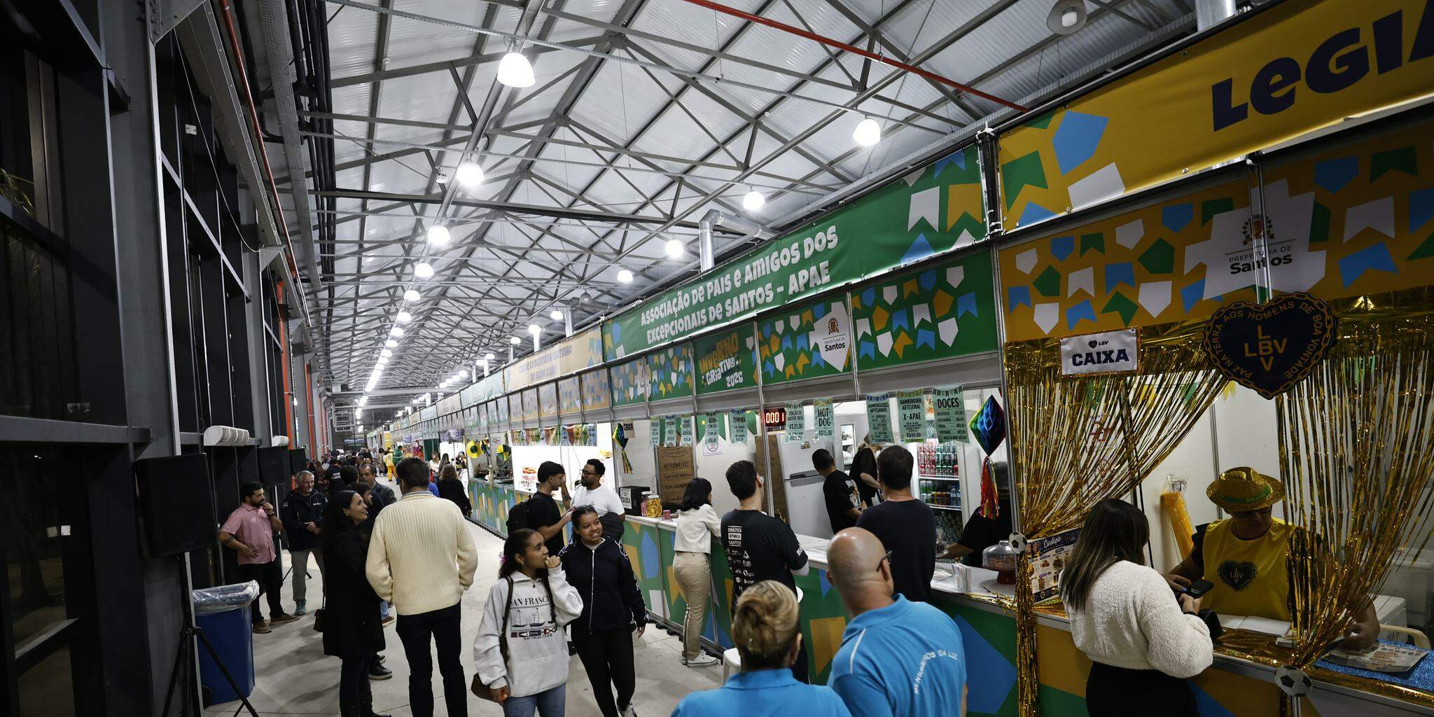 Este ano, 22 entidades beneficentes participam do evento, que conta com telão para a Copa do Mundo