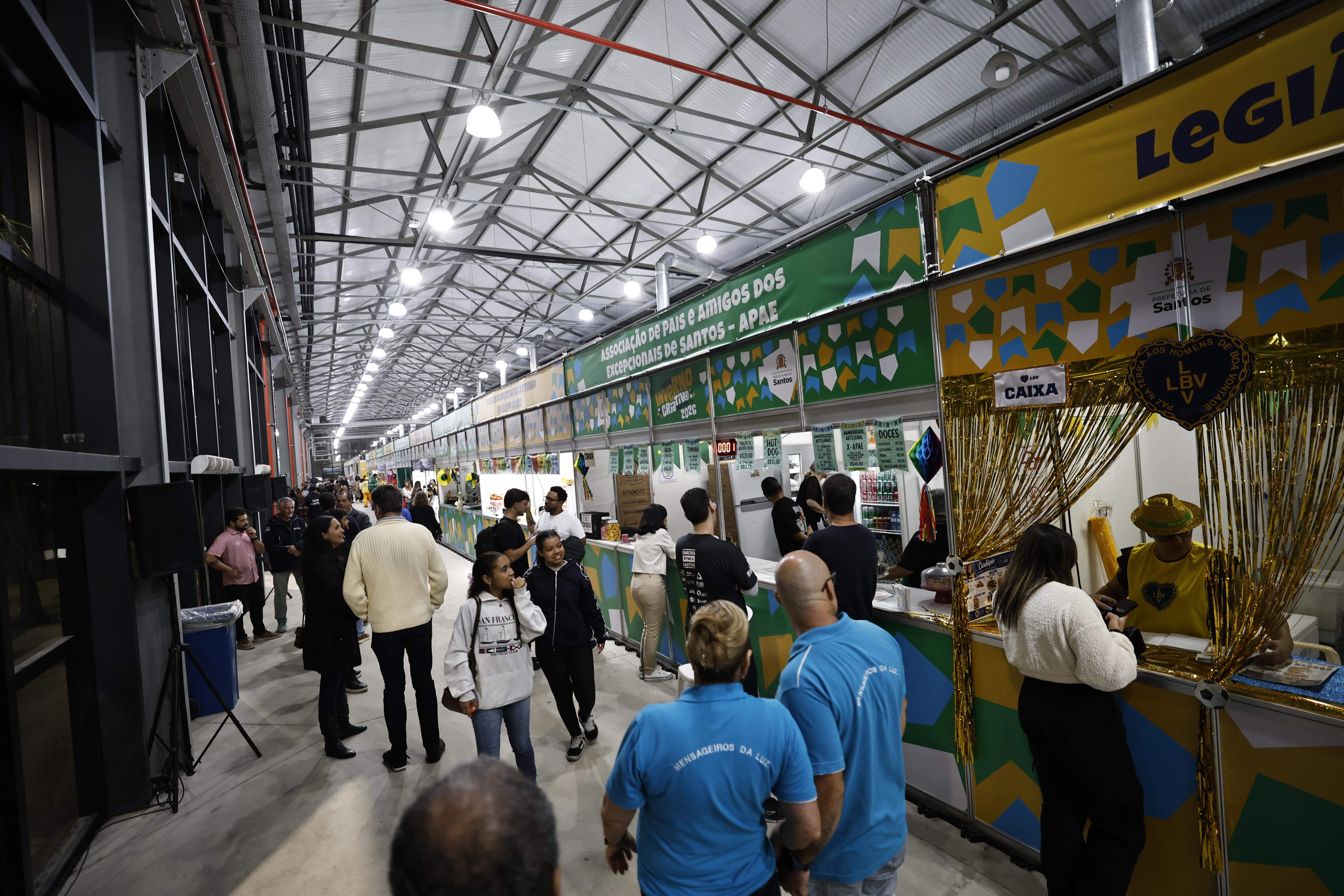 Este ano, 22 entidades beneficentes participam do evento, que conta com telão para a Copa do Mundo