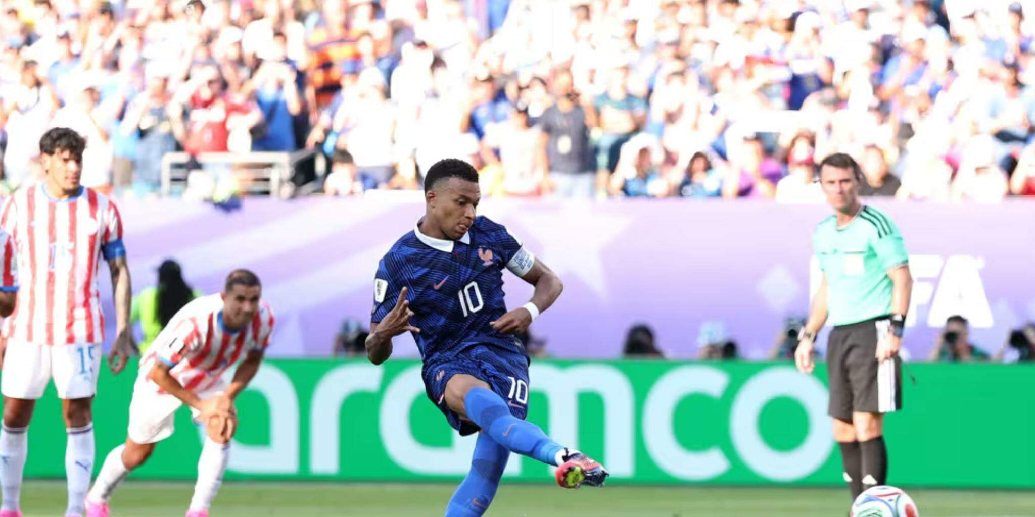 De pênalti, França vence retranca do Paraguai e enfrenta Marrocos na próxima fase