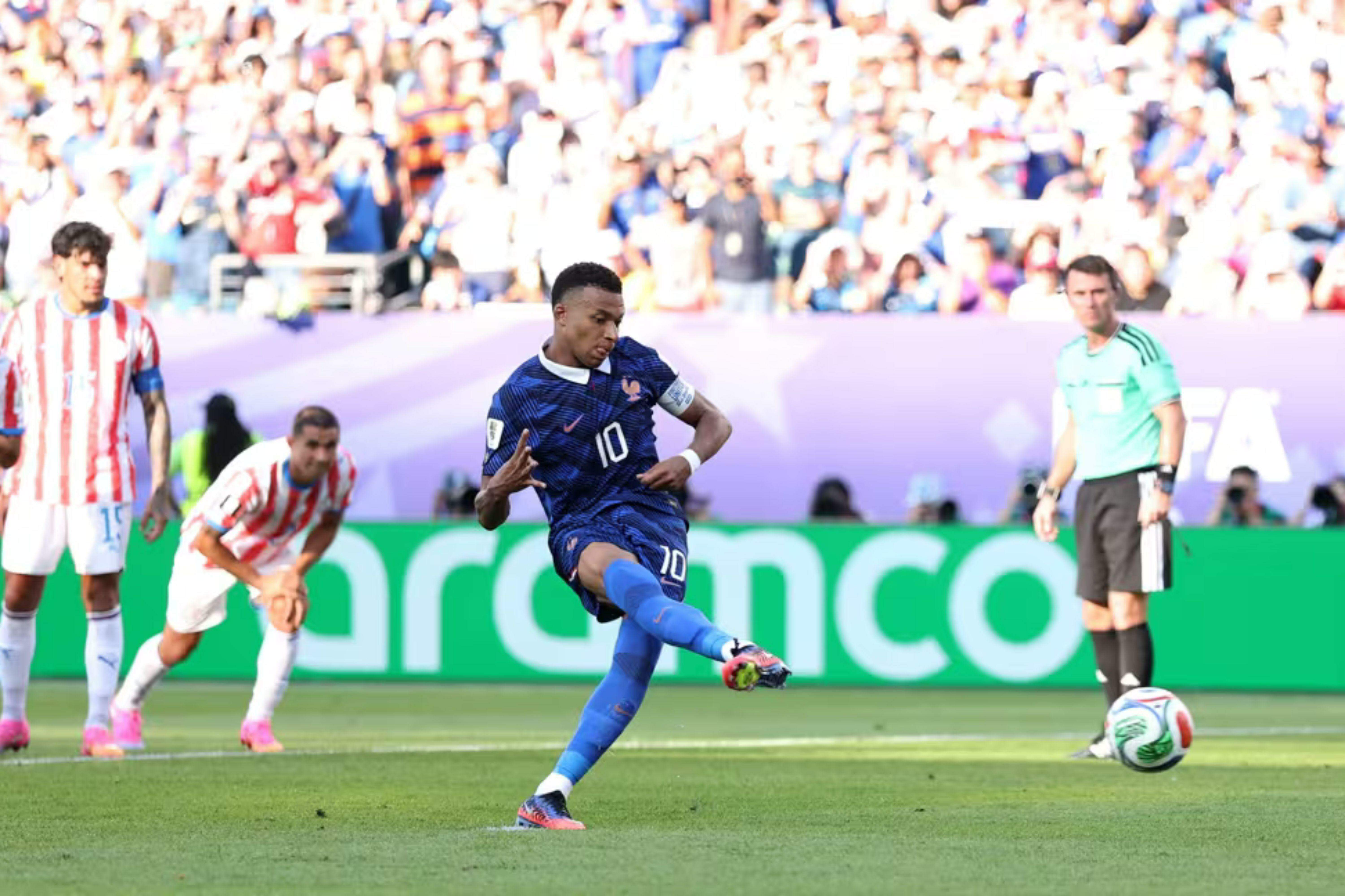 De pênalti, França vence retranca do Paraguai e enfrenta Marrocos nas quartas da Copa