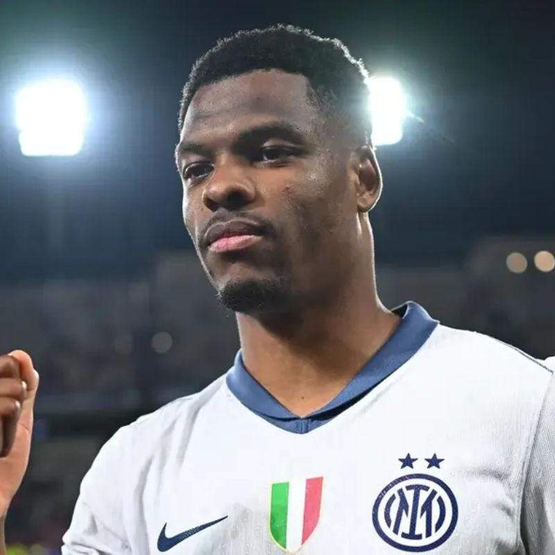 Real Madrid confirma a contratação de Dumfries, ex-Inter de Milão