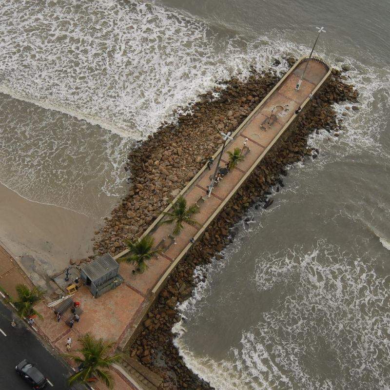 Especialistas apontam que áreas urbanizadas da Baixada Santista, como a orla de São Vicente, estão entre as mais vulneráveis aos impactos da elevação do nível do mar e das mudanças climáticas