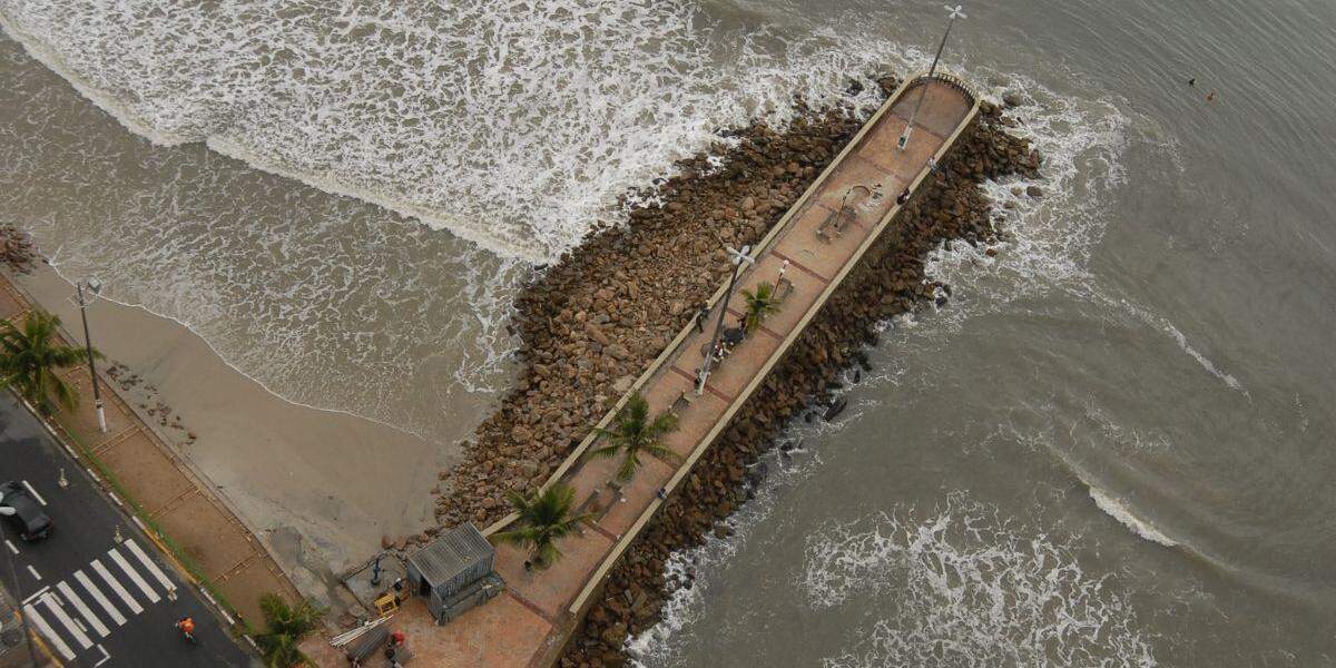 Especialistas apontam que áreas urbanizadas da Baixada Santista, como a orla de São Vicente, estão entre as mais vulneráveis aos impactos da elevação do nível do mar e das mudanças climáticas