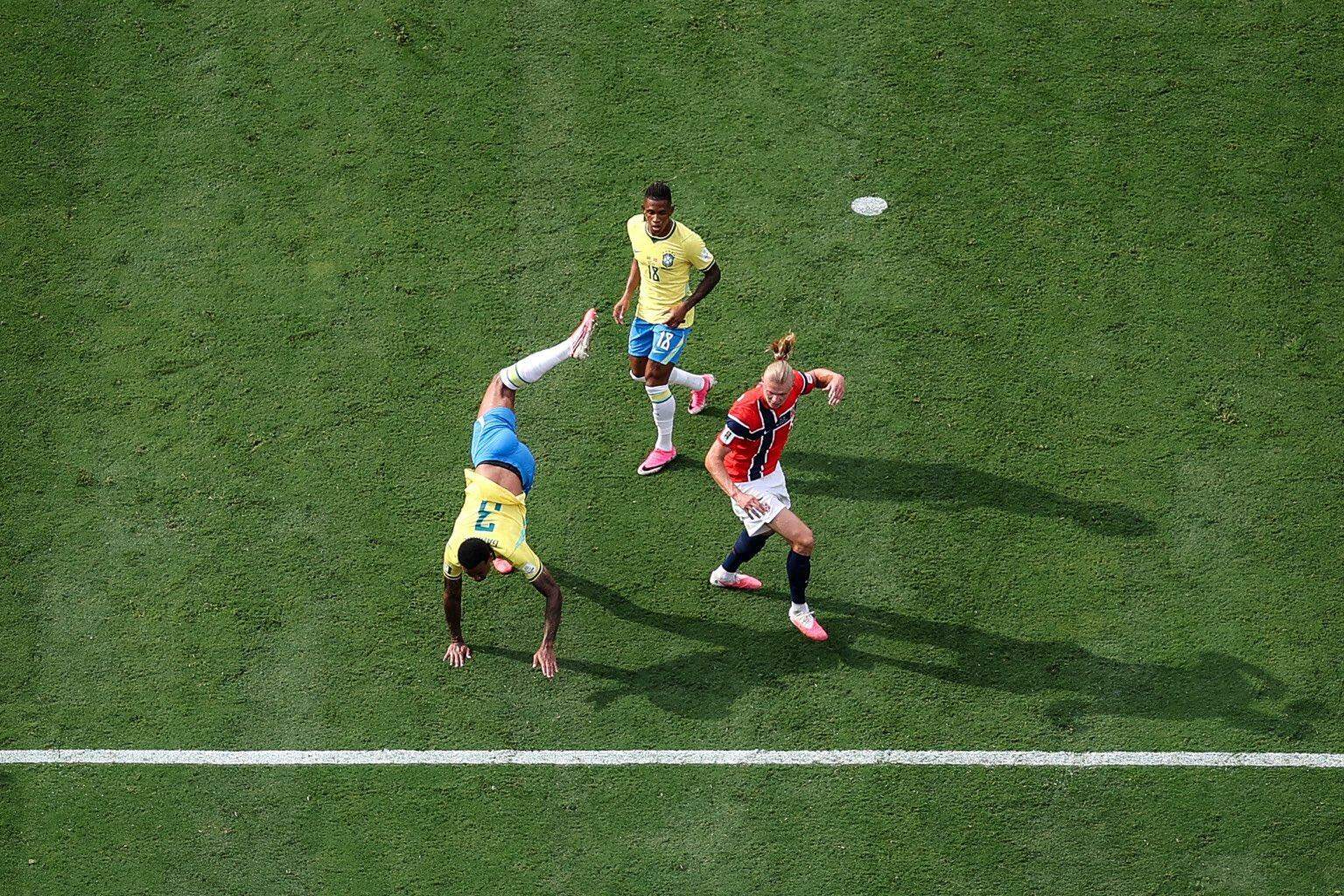 De cabeça, Haaland abriu o placar e iniciou a classificação da Noruega para as quartas de final